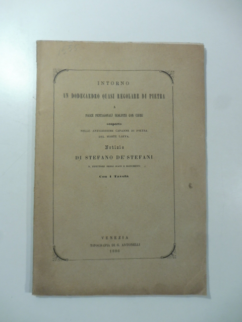 Intorno un dodecaedro quasi regolare di pietra a facce pentagonali scolpite con cifre scoperto nelle antichissime capanne di pietra del Monte Loffa